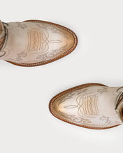 Cargar imagen en el visor de la galería, Jude Western Rose
